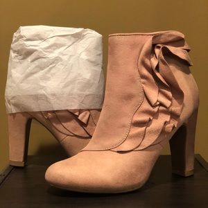 Woman’s size 8.5 suede bootie